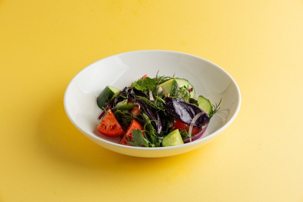 Салат овощной с травами