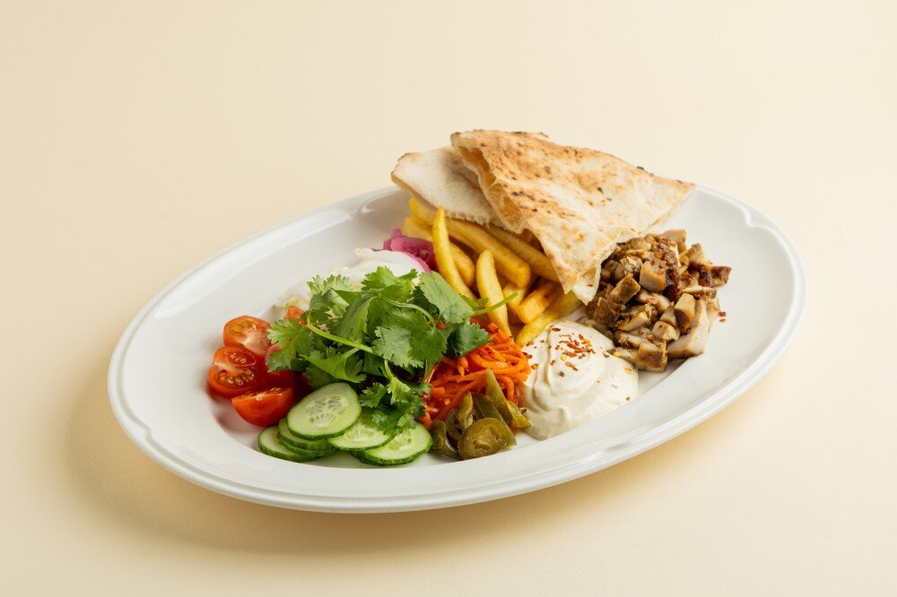Шаверма на тарелке с курицей