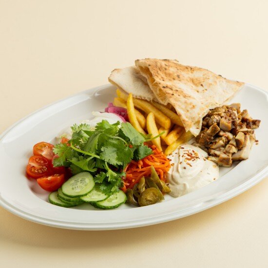 Шаверма на тарелке с курицей