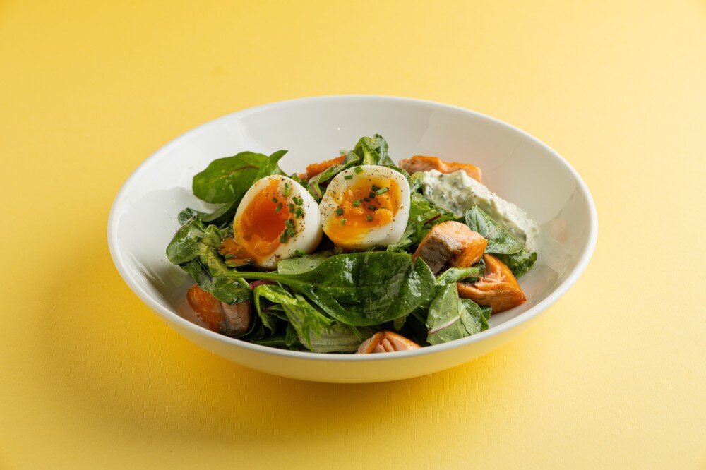 Салат с жареным лососем