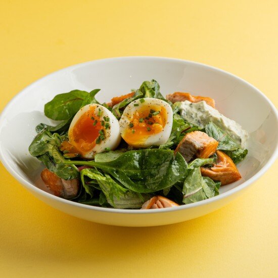 Салат с жареным лососем