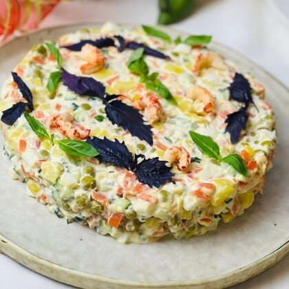 Оливье с креветками и раковыми шейками
