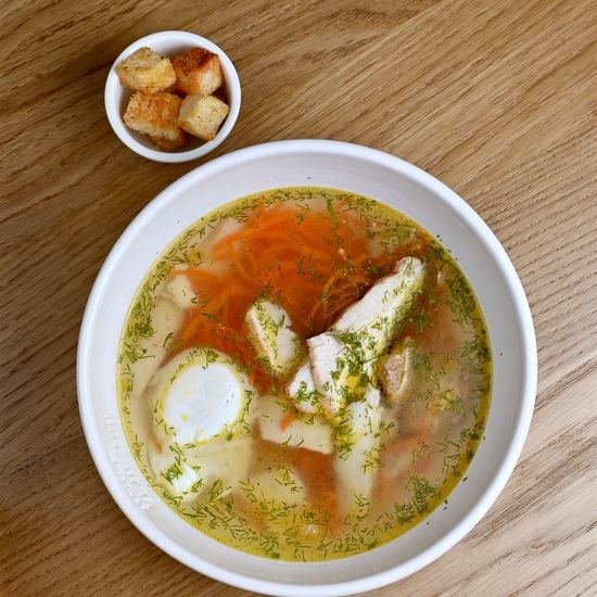 Бульон с яйцом и зеленью