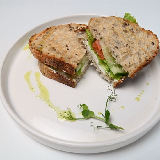 Сэндвич с курицей, томатами, беконом и сыром чеддер