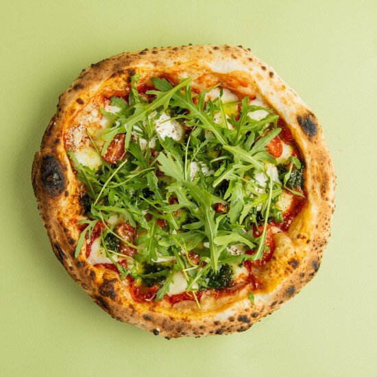 Пицца страчателла, руккола, песто, томат 28 см