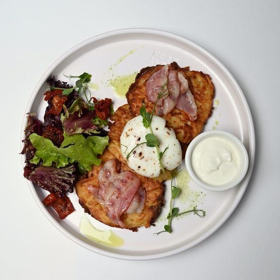 Драники с беконом, сметаной, вялеными томатами и яйцом пашот