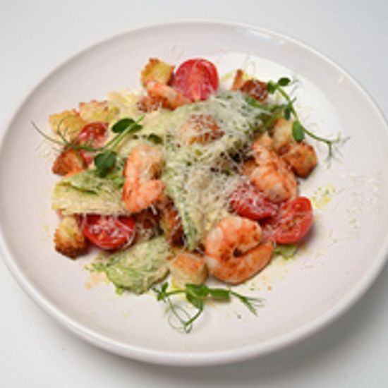 Цезарь  с креветками и гренками