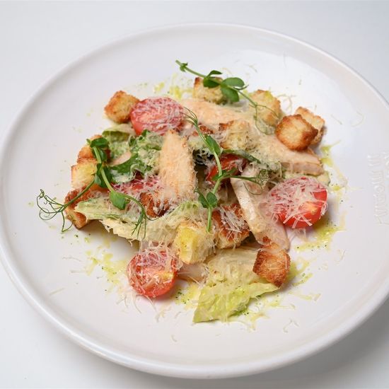 Цезарь с курицей и гренками