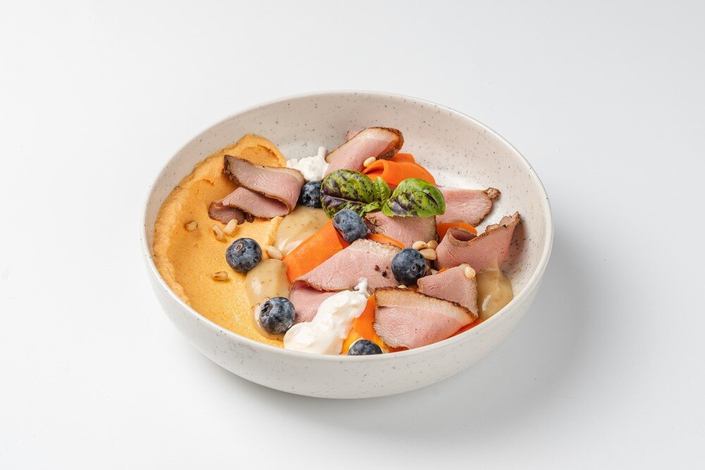 Копченая утка и медовая морковь