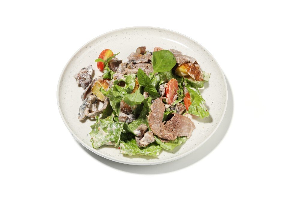 Салат с ростбифом и двумя видами грибов