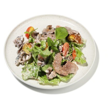 Салат с ростбифом и двумя видами грибов