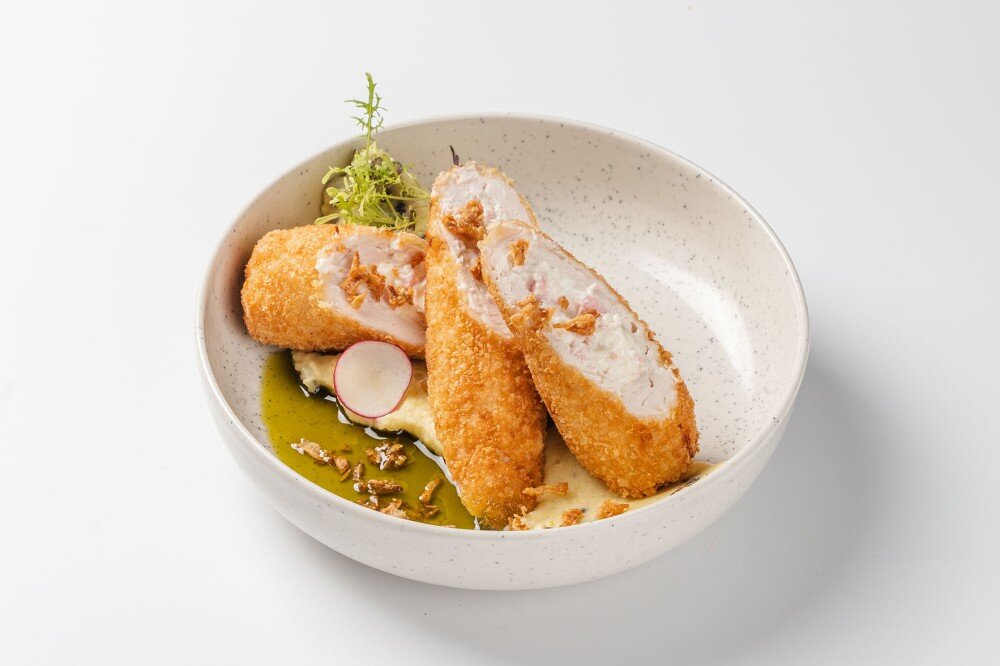 Куриный рулет с муссом из бекона и сыра