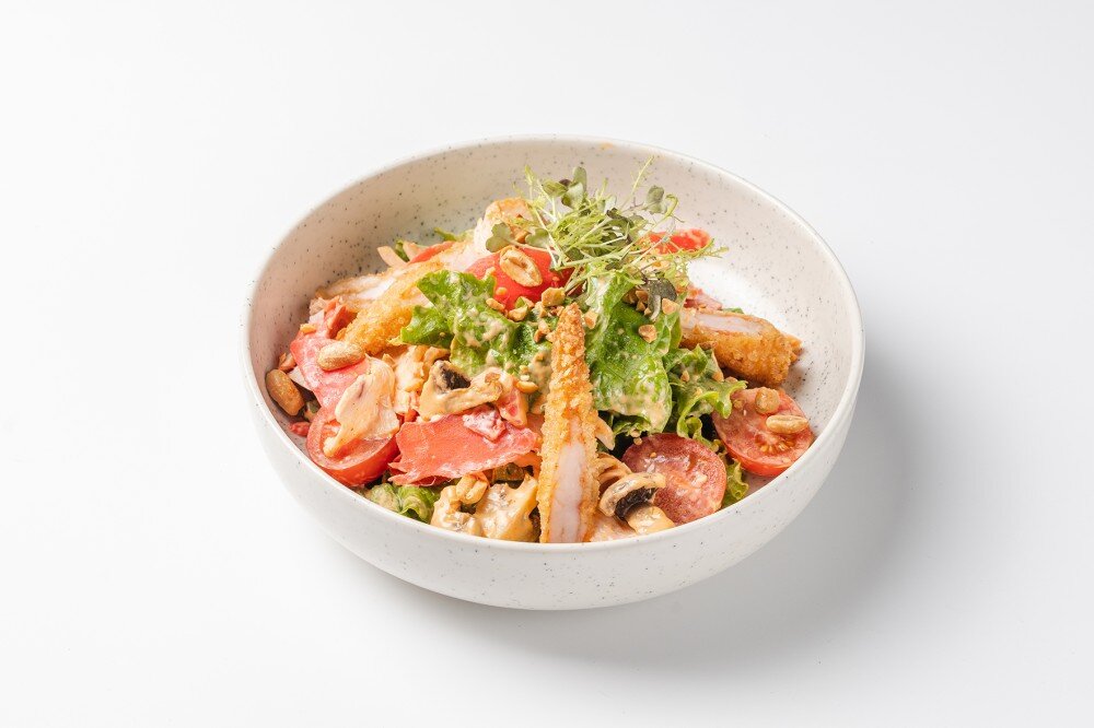 Салат с куриным филе креветками и томатами том ям