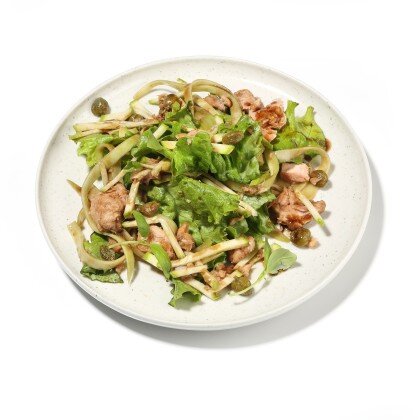 Зеленый салат с лососем