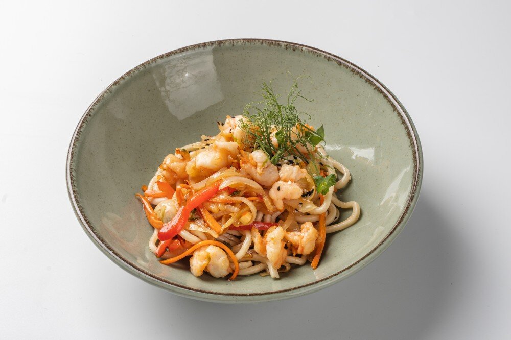 Вок с креветками и овощами