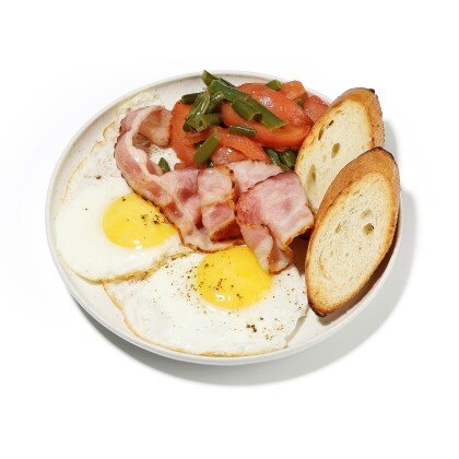 Яичница с беконом и фасолью