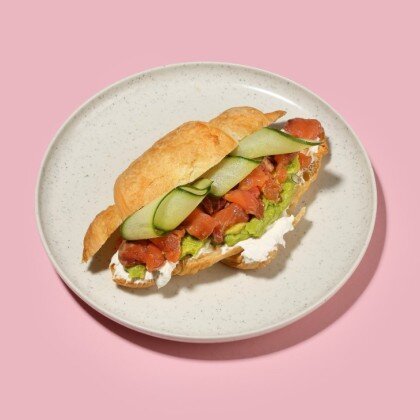 Круассан с кетой и гуакамоле