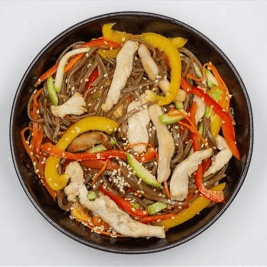 Соба с курицей и омлетом