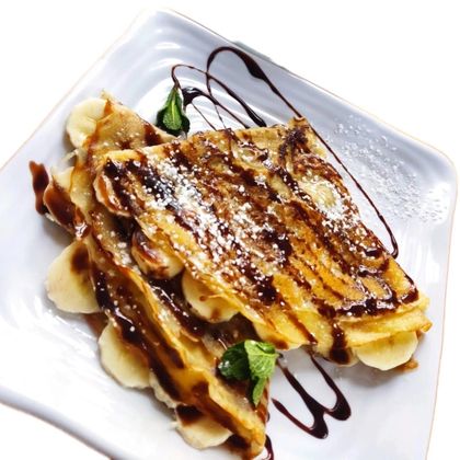 Блины с шоколадной пастой и бананом