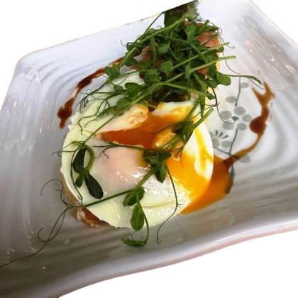 Чиабатта с лососем, авокадо и яйцом пашот