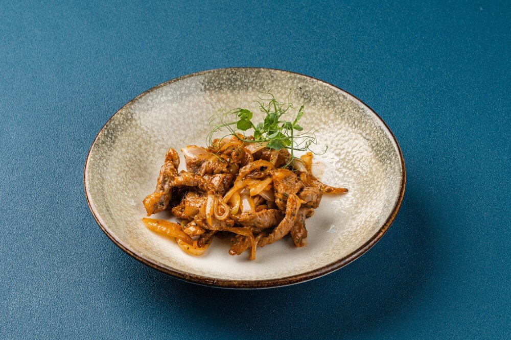 Поджарка из свинины с луком