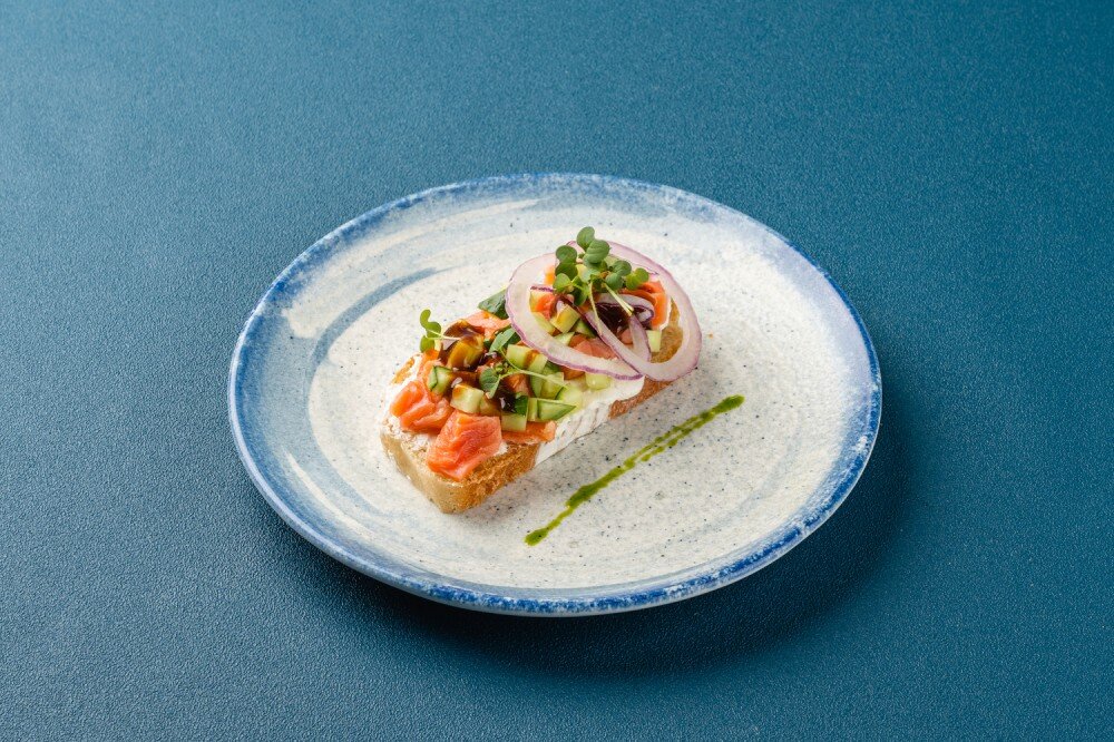 Брускетта с кетой холодного копчения