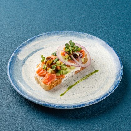 Брускетта с кетой холодного копчения