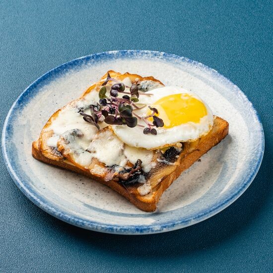 Горячий бутерброд с курицей и грибами