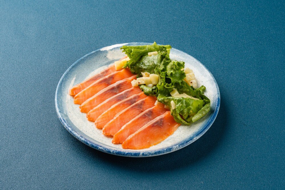 Кета холодного копчения с картофелем