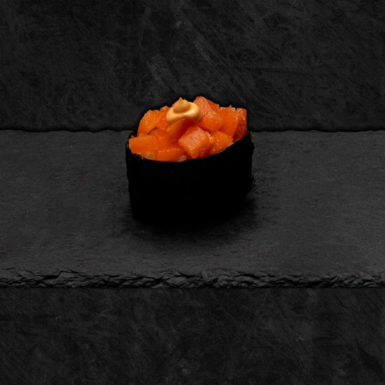 Гункан Спайс с Лососем