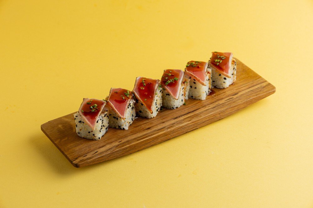 Ролл с опаленным тунцом в чили-сладком соусе