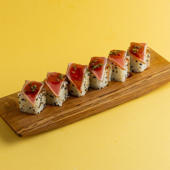 Ролл с опаленным тунцом в чили-сладком соусе