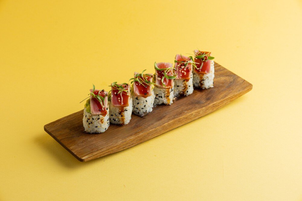 Ролл с тунцом татаки и авокадо