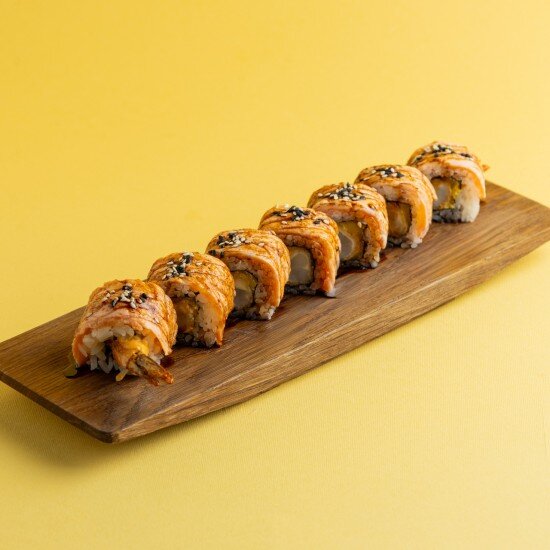 Ролл опаленный с лососем и креветкой в темпуре