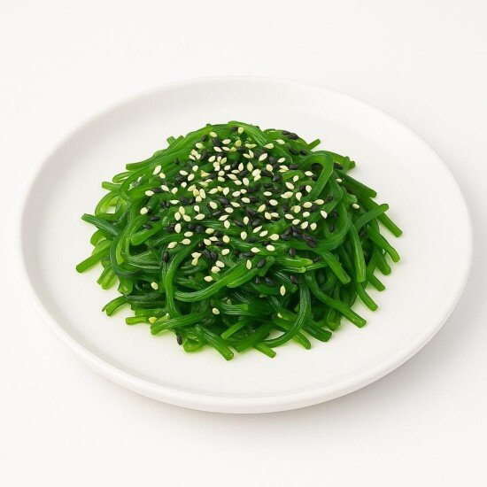 Салат с чукой и ореховым соусом