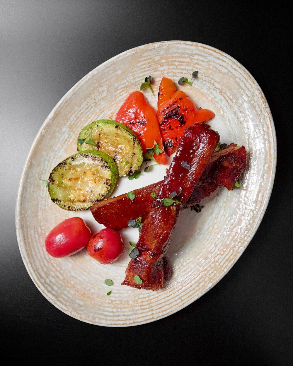 Запеченые рёбра с овощами гриль