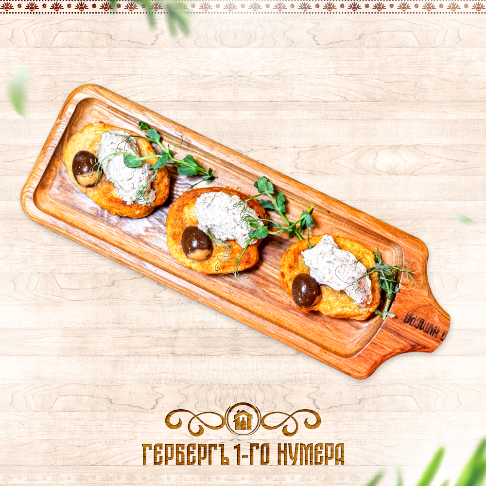 Ржаные оладьи с форшмаком из скумбрии и маринованным перепелиным яйцом