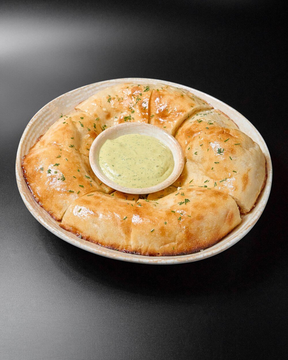 Восточная лепешка  с чесночным соусом