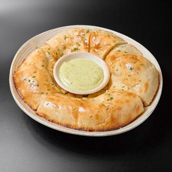 Восточная лепешка  с чесночным соусом