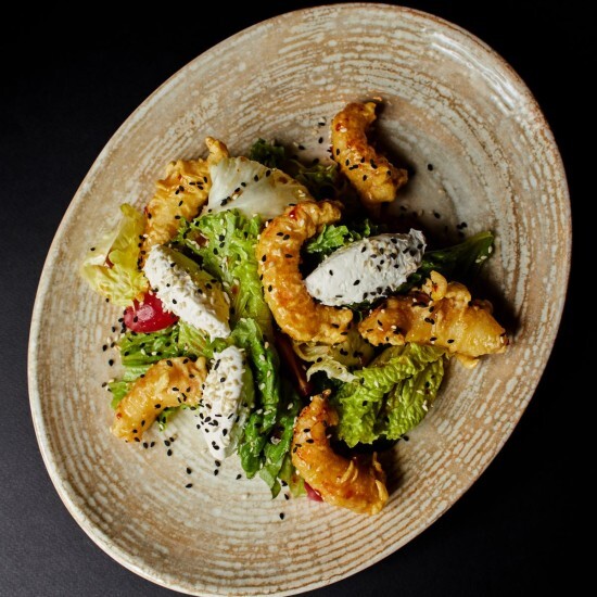 Салат с креветками в темпуре