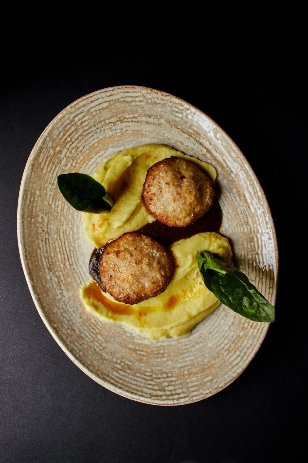 Куриные котлетки с картофельным пюре и шпинатом