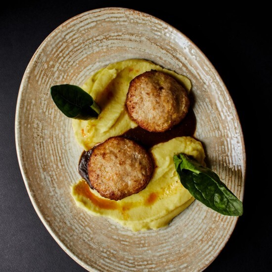 Куриные котлетки с картофельным пюре и шпинатом