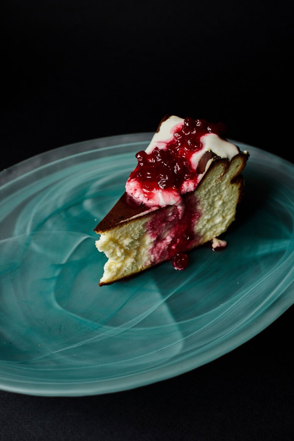 Чизкейк Баскский с брусничным чатни