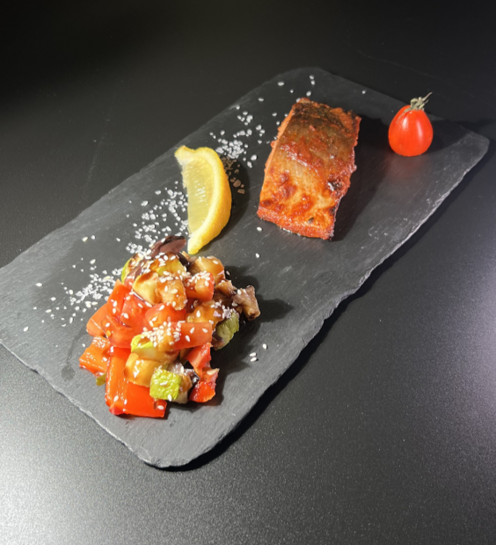 Филе горбуши на мангале с овощным соте