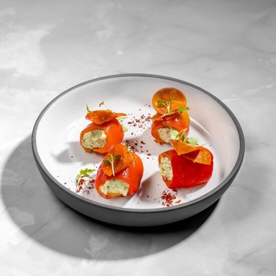 Рулетики из печеных перцев с домашним сыром и чоризо