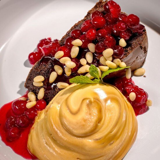 Брауни с сахарной клюквой и  карамелью