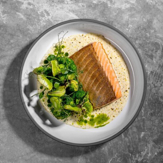 Стейк из лосося с брокколи и сливочным песто