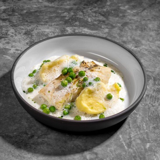 Судак с картофельным пюре и соусом из порея