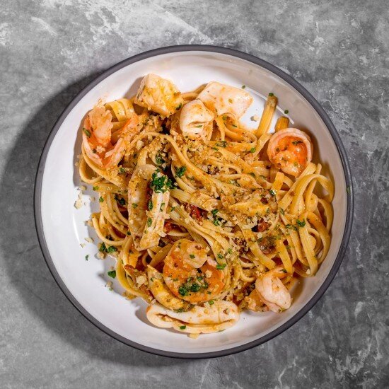 Лингвини с морепродуктами в соусе из печеных перцев
