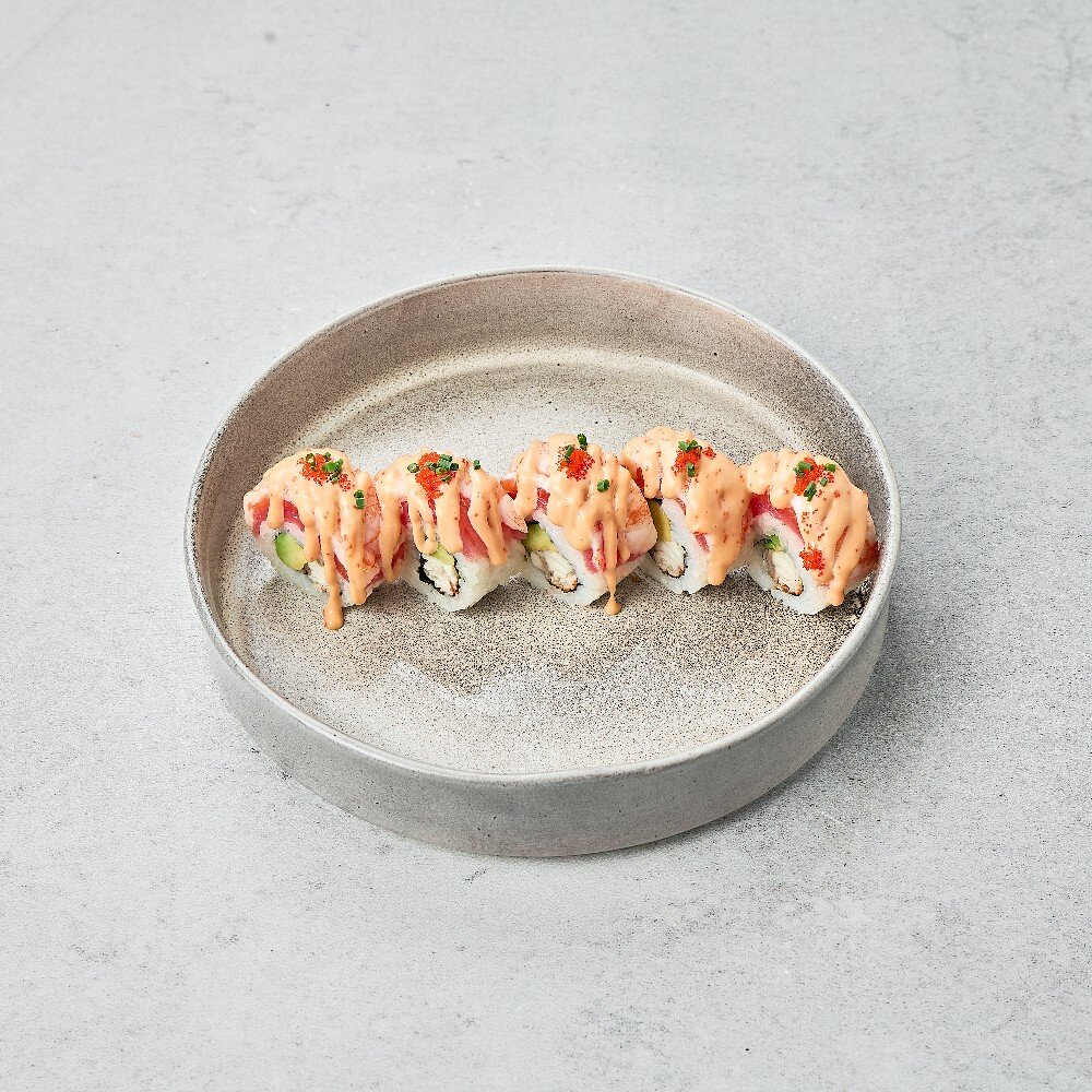 Ролл с лососем, тунцом, угрем и креветками